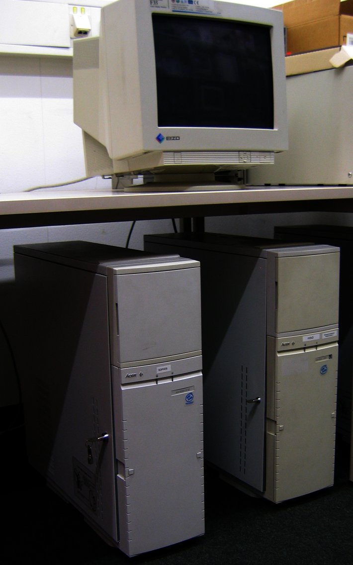 zwei Acer Altos 7000 Tower PCs unter dem Tisch, obenauf ein EIZO-Monitor, genutzt als Fileserver (öffnet Vergrößerung des Bildes)