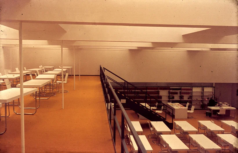 Längsansicht der Galerie im Lesesaal Mathematik (öffnet Vergrößerung des Bildes)