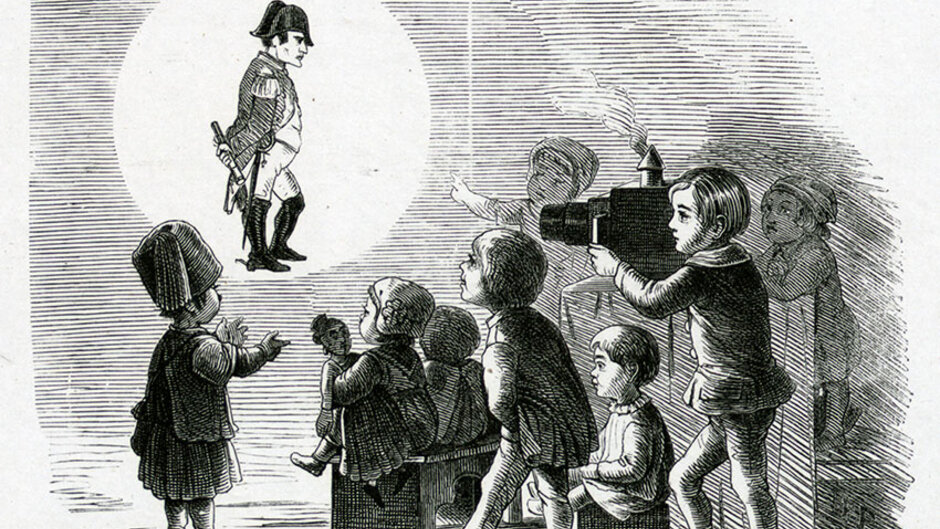 Kinder bedienen eine Laterna magica (öffnet Vergrößerung des Bildes)