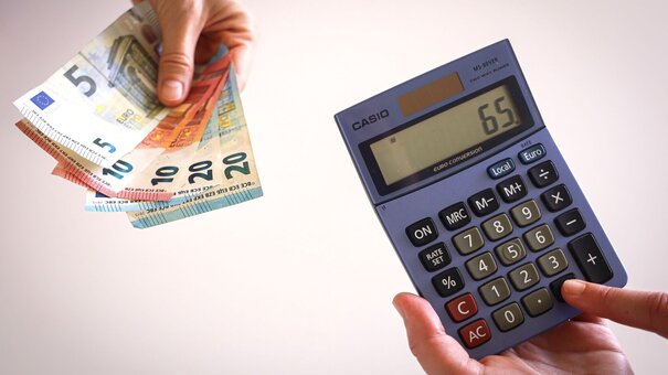 Geldscheine und Taschenrechner