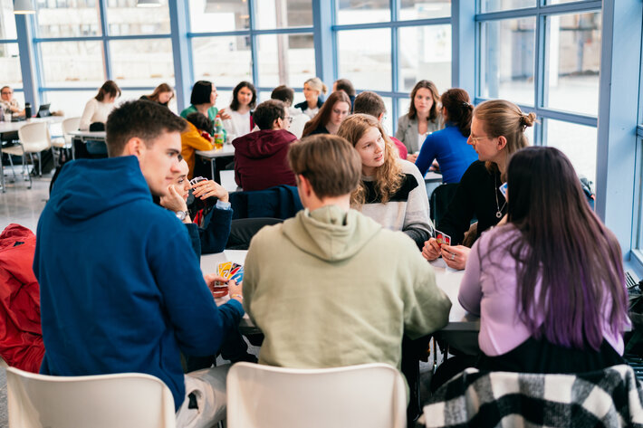 Studierende machen Pause in einer Cafeteria. (opens enlarged image)