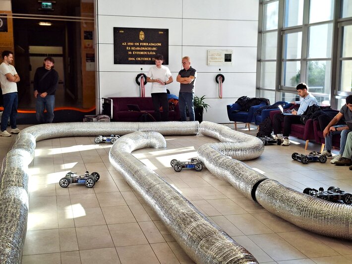 Bayerisch-ungarisches Studierendenprojekt zum Autonomen Fahren 2025. Testen auf der Fahrstrecke. (opens enlarged image)