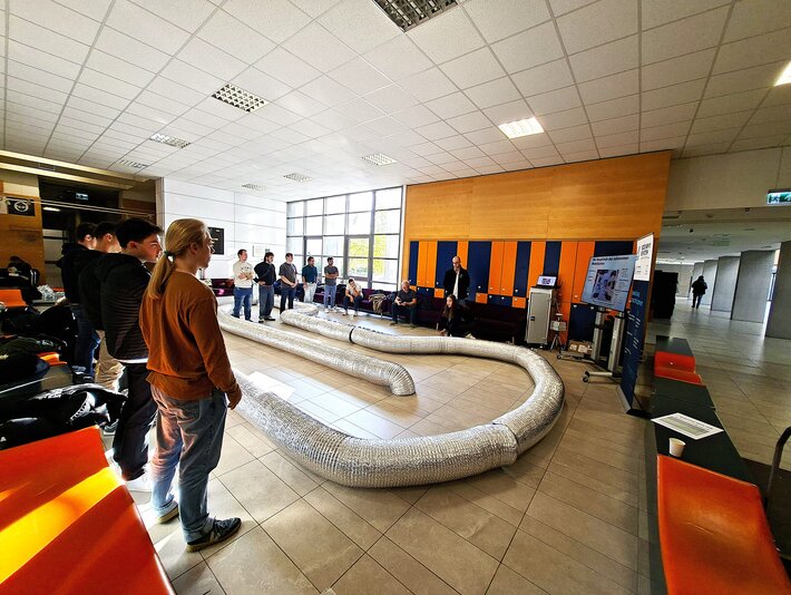 Bayerisch-ungarisches Studierendenprojekt zum Autonomen Fahren 2025. Testen auf der Fahrstrecke (opens enlarged image)