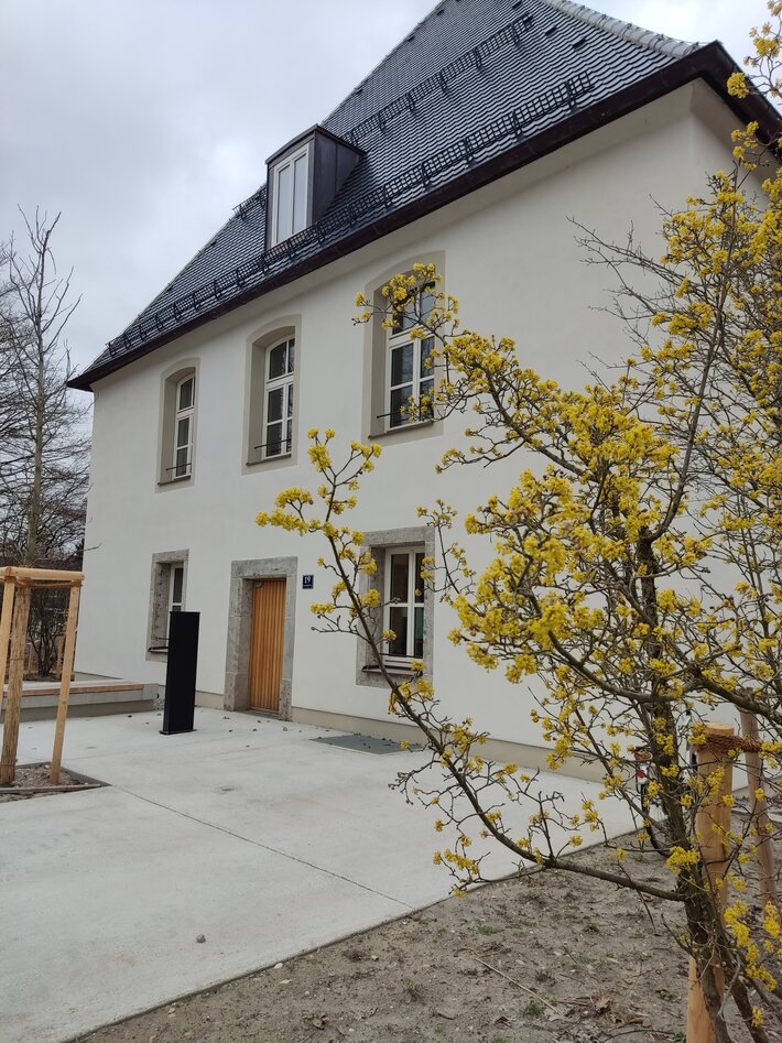 outer view of the building with entrance (öffnet Vergrößerung des Bildes)