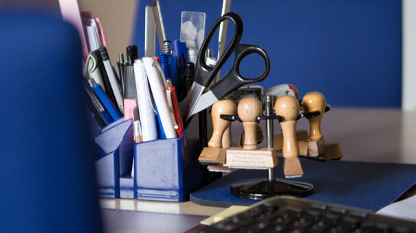 Ein voller Stiftehalter und eine Stempel-Karussell