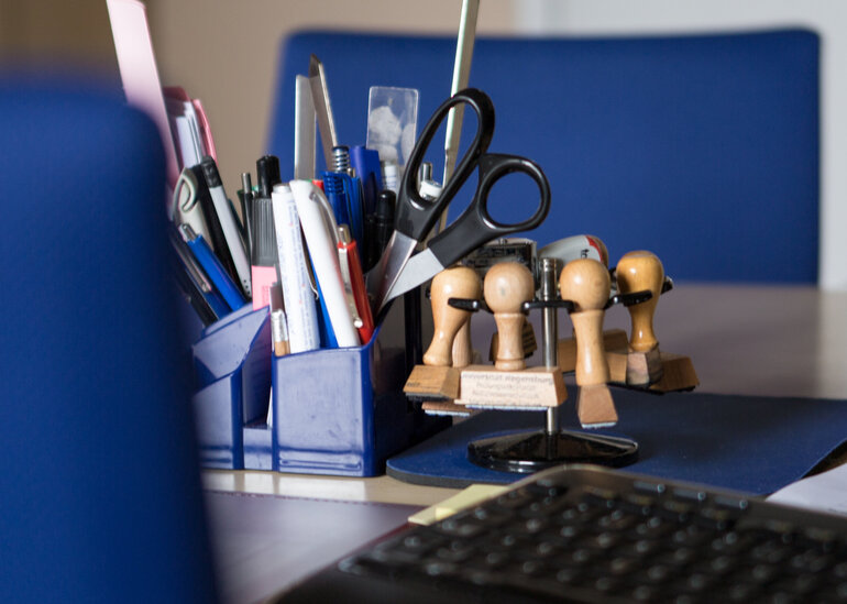 Ein voller Stiftehalter und eine Stempel-Karussell