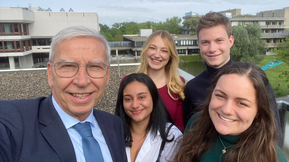 Selbstporträt von fünf Personen auf einer Dachterasse. (öffnet Vergrößerung des Bildes)