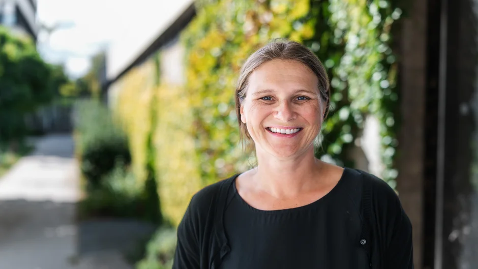 Frau lächelt in Kamera