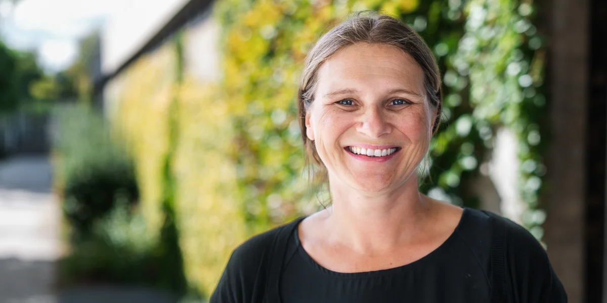 Frau lächelt in Kamera