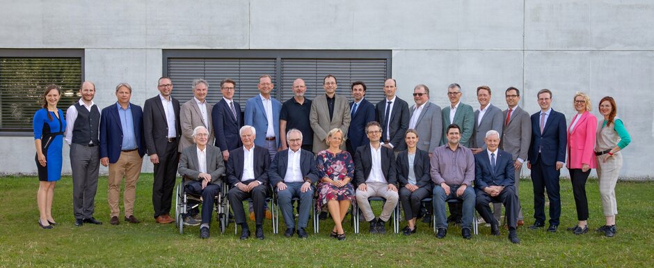 Gruppenbild Professorinnen und Professoren der Fakultät für Rechtswissenschaft der Universität Regensburg (öffnet Vergrößerung des Bildes)