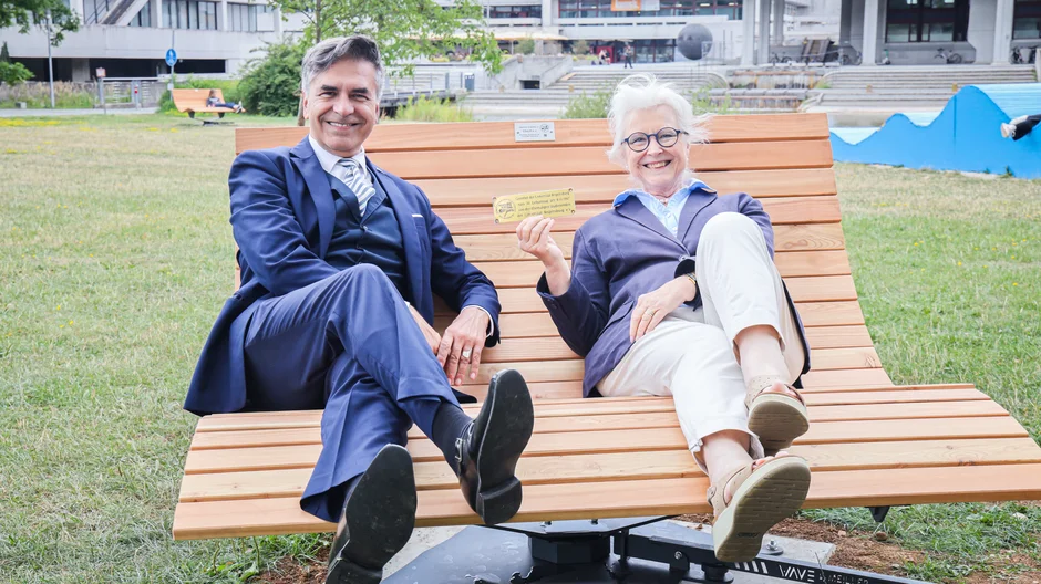 Christian Roehrig und Barbara Neumann-Trüb auf einem Waldsofa am Campus der UR