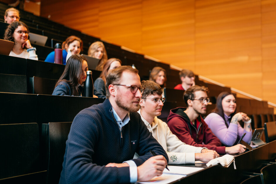Studierende in einem Hörsaal der Universität Regensburg