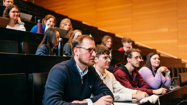 Studierende in einem Hörsaal der Universität Regensburg