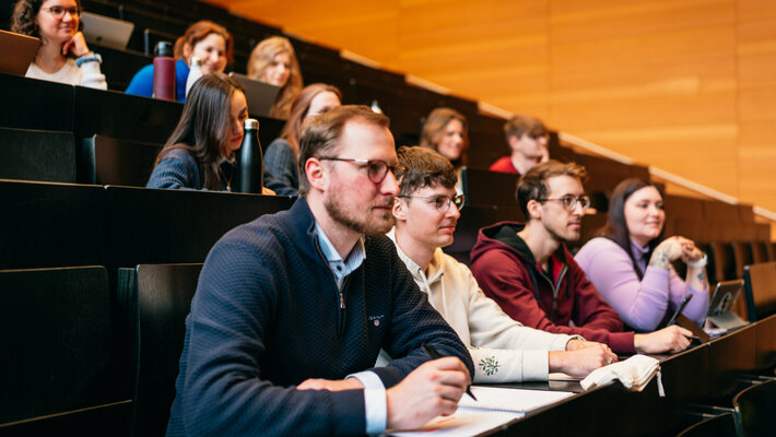 Studierende in einem Hörsaal der Universität Regensburg (öffnet Vergrößerung des Bildes)