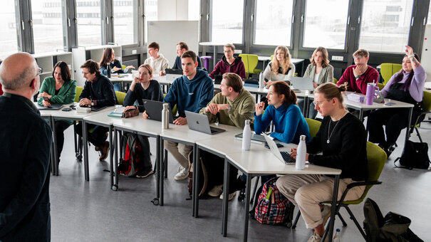 Seminarraum mit Studierenden und Dozent