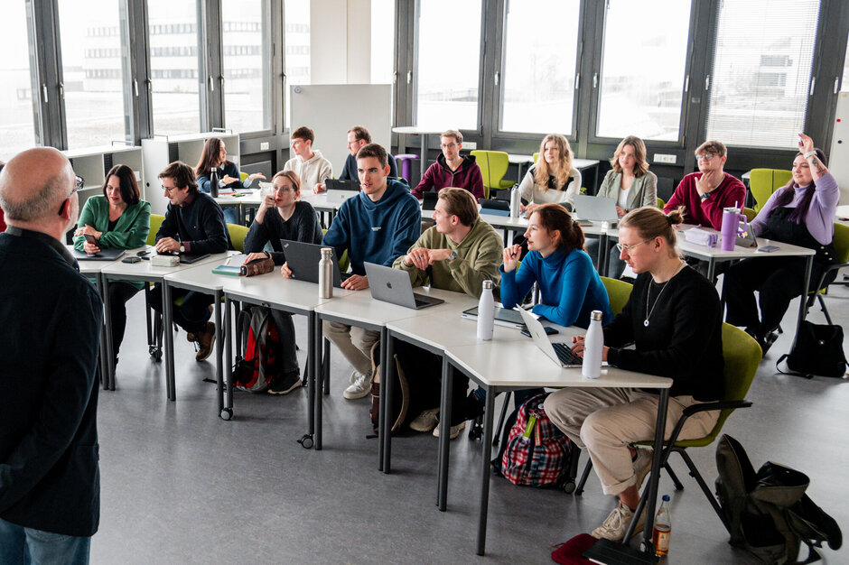 Seminarraum mit Studierenden und Dozent