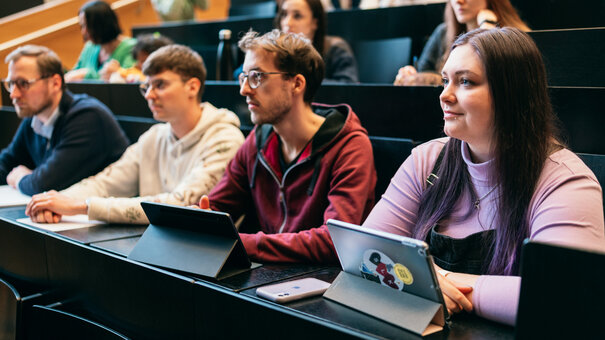 Studierende in einem Hörsaal der Universität Regensburg