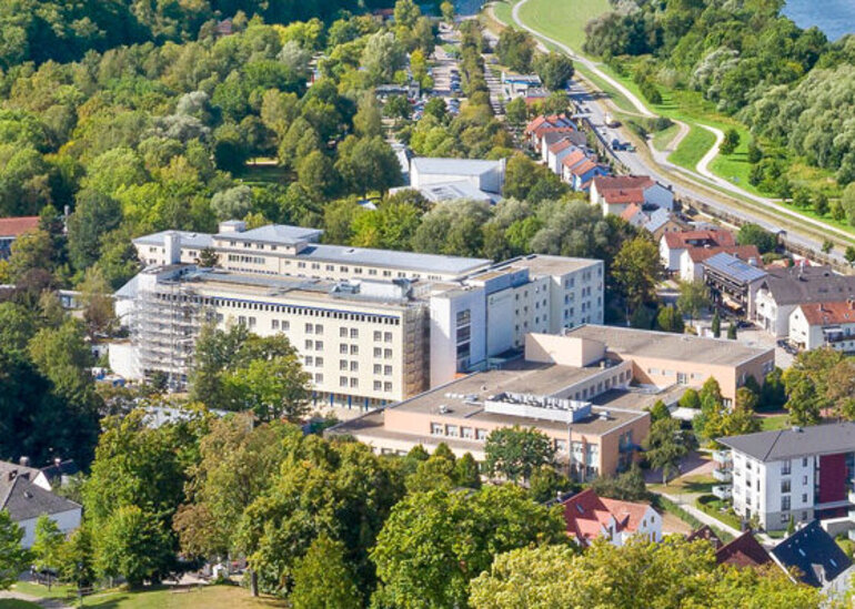 Luftaufnahme der Klinik für Orthopädie der Universität Regensburg im Asklepios Klinikum Bad Abbach