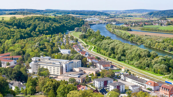 Luftaufnahme der Klinik für Orthopädie der Universität Regensburg im Asklepios Klinikum Bad Abbach