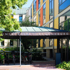 Eingangsbereich des Gebäudes der Universität Regensburg in der Sedanstraße 1 in Regensburg