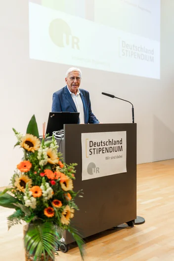 Ein weißer Mann Mitte 60 steht im Anzug am Rednerpult und spricht.  (öffnet Vergrößerung des Bildes)