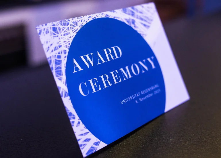 Das Bild zeigt eine Karte mit der Aufschrift "Award Ceremony".