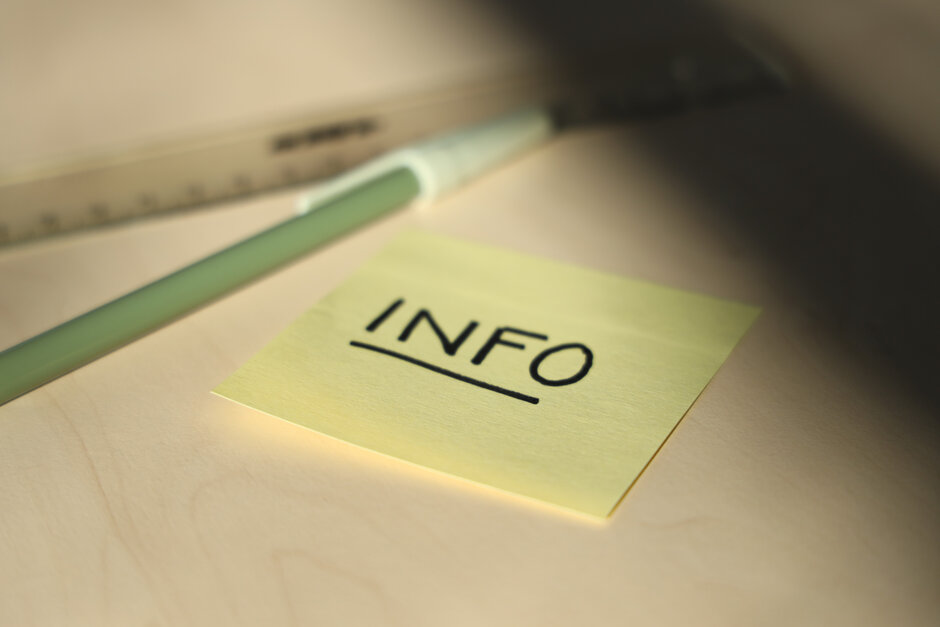 gelber Zettel, auf dem "Info" steht. Daneben liegt ein Stift und ein Lineal.