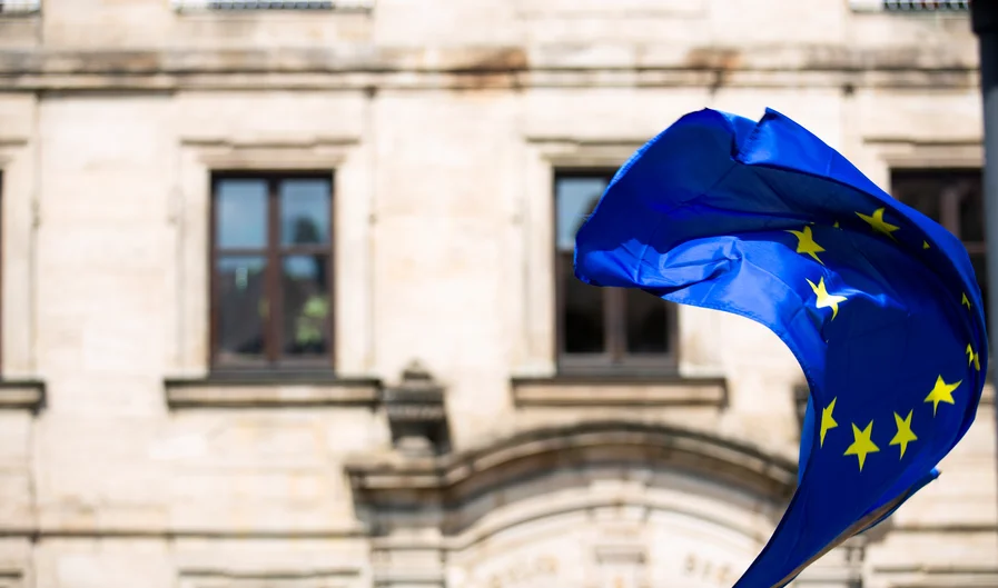 EU-Fahne wehr vor einem Gebäude