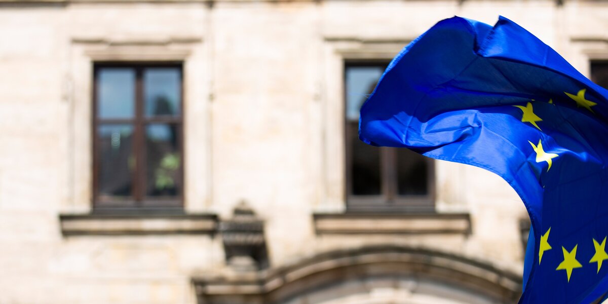 EU-Fahne wehr vor einem Gebäude
