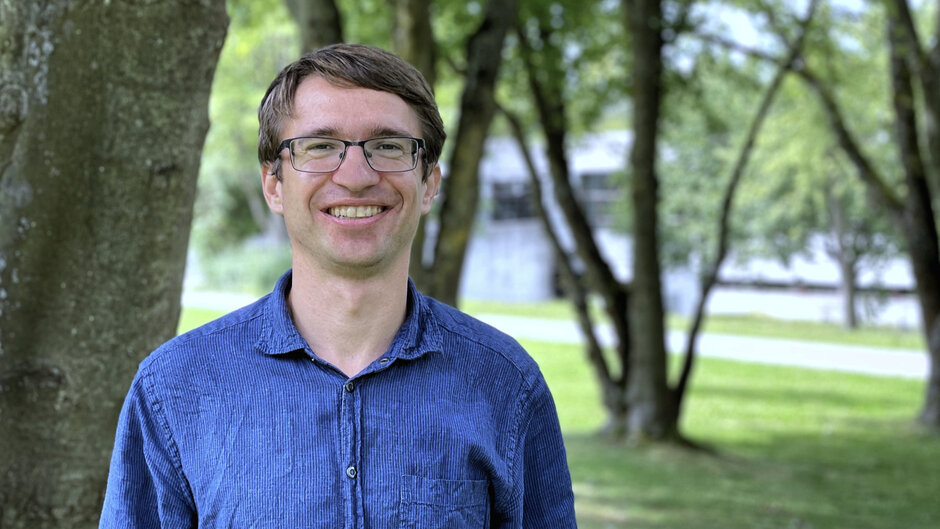 Ein Mann mit Brille und blauem Hemd blickt lächelnd in die Kamera. (öffnet Vergrößerung des Bildes)