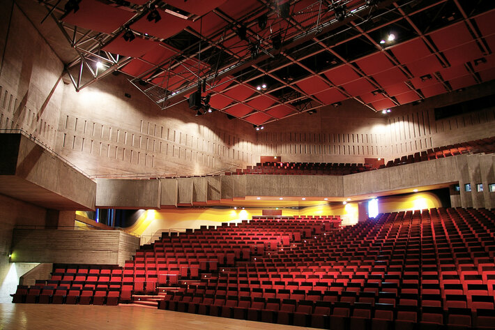 Das Auditorium im Audimax, dem größten Hörsaal der Universität Regensburg (öffnet Vergrößerung des Bildes)