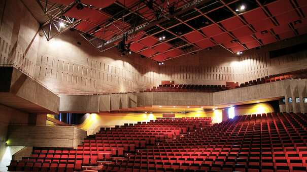 Das Auditorium im Audimax, dem größten Hörsaal der Universität Regensburg