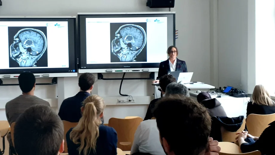 PD Dr. Katharina Rosengarth beim Bildgebungs-Workshop der Universität Regensburg