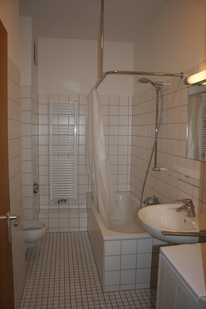 Innenansicht Badezimmer mit Badewanne und Waschbecken (öffnet Vergrößerung des Bildes)