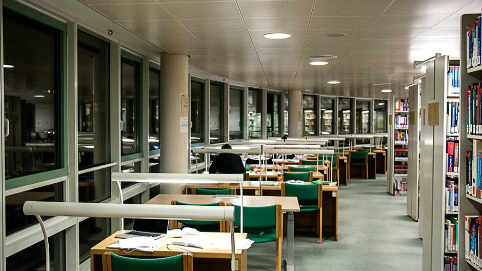 Arbeitsplätze im Lesesaal Medizin, rechts Bücherregale