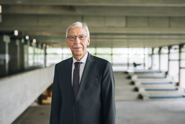 Portätfoto von Herrn Prof. Dr. Udo Hebel, Präsident der UR