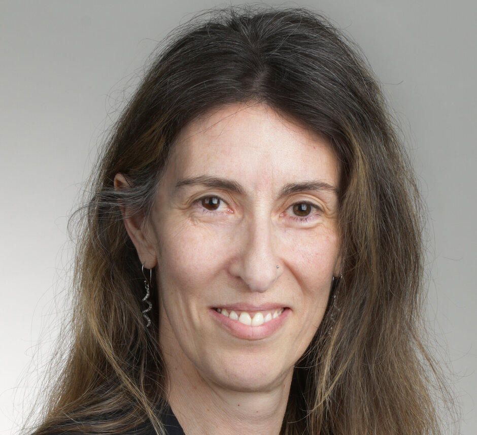 Frau lächelt in die Kamera