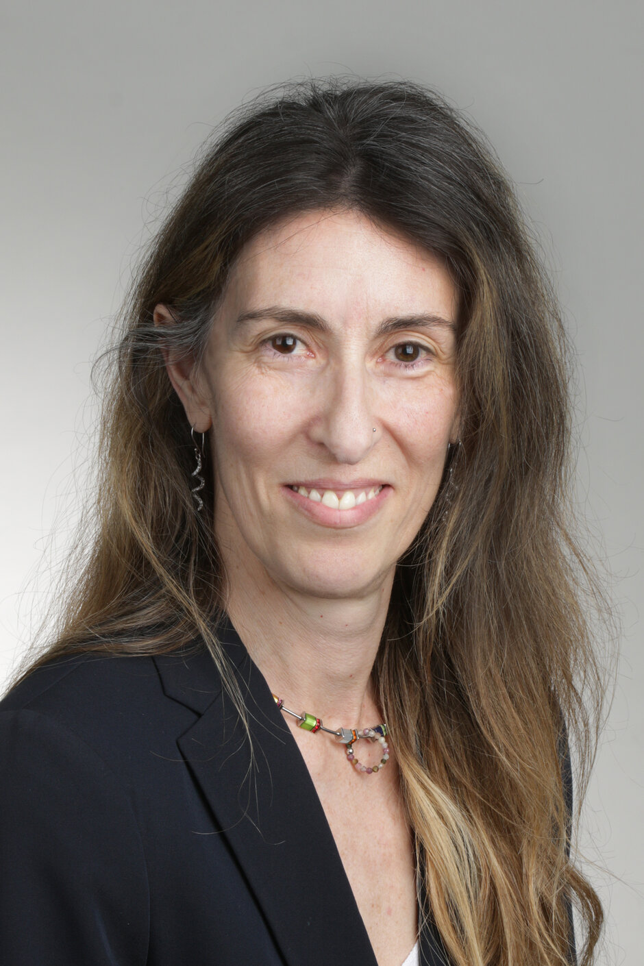 Frau lächelt in die Kamera