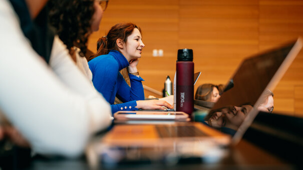 Eine Sitzreihe mit Studierenden in einem Hörsaal der Universität Regensburg
