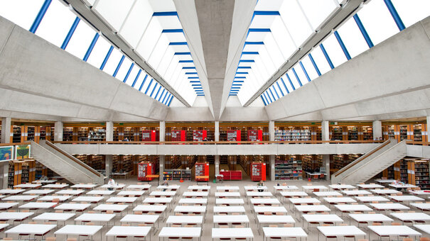 Lesesaal Philosophicum. Arbeitsplätze, Bücherregale, Dachkonstruktion