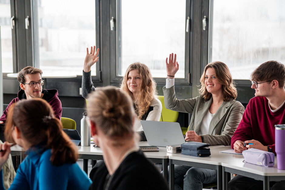Seminar mit zwei Studentinnen, die sich melden