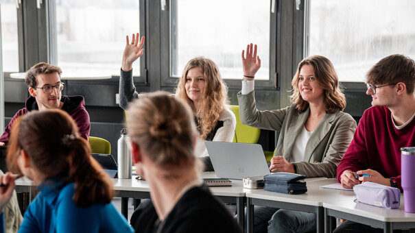 Seminar mit zwei Studentinnen, die sich melden