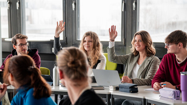 Seminar mit zwei Studentinnen, die sich melden
