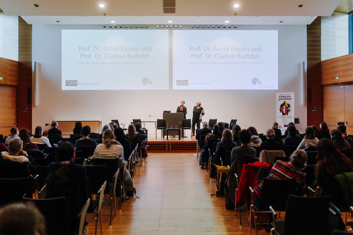 Foto aus dem fünfjährigen Jubiläum des Zusatzstudiums Genderkompetenz (ZGK), Foto von Julia Dragan (Universität Regensburg) (öffnet Vergrößerung des Bildes)