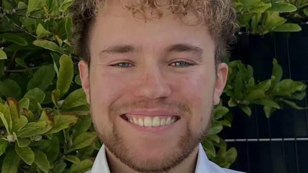 Das Foto zeigt die Studentische Hilfskraft des Lehrstuhls, Herrn Timon Seegert.