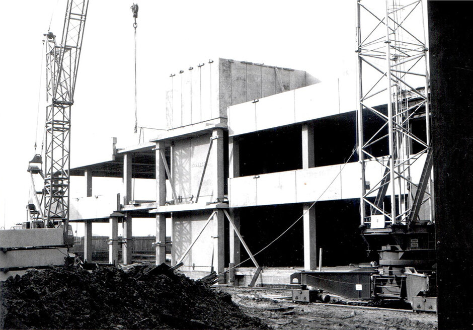 Anbringung von Wandplatten an der Baustelle der Lesesäle Wirtschaft und Recht 1 (öffnet Vergrößerung des Bildes)
