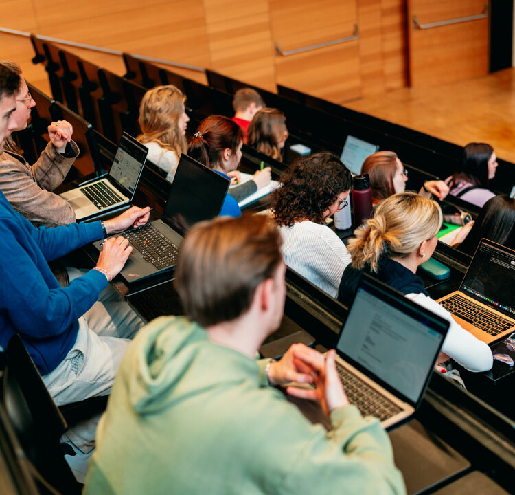 Studierende in einem Hörsaal der Universität Regensburg