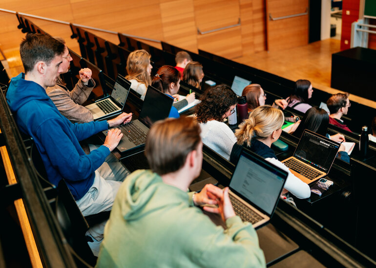 Studierende in einem Hörsaal der Universität Regensburg