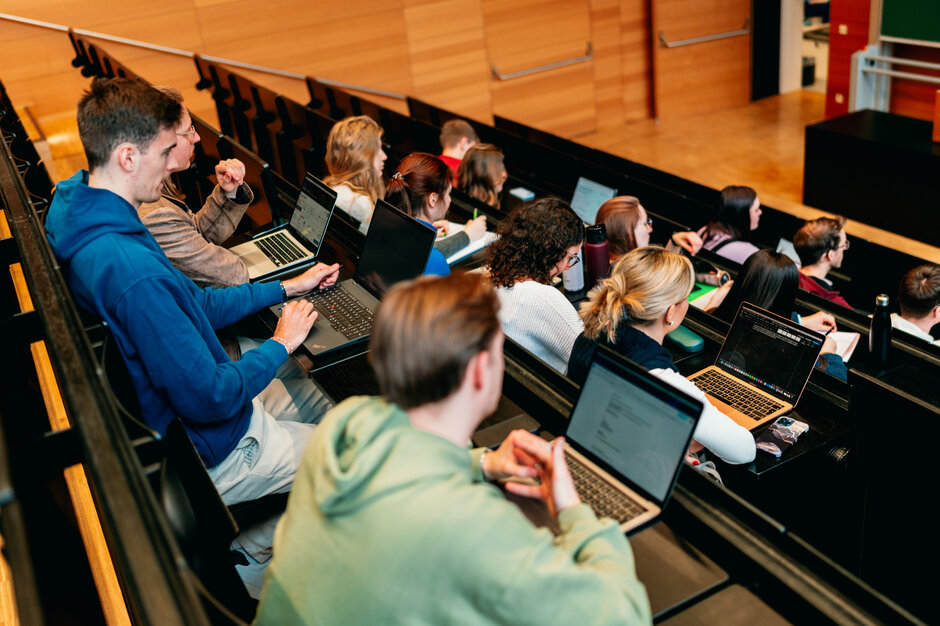 Studierende in einem Hörsaal der Universität Regensburg