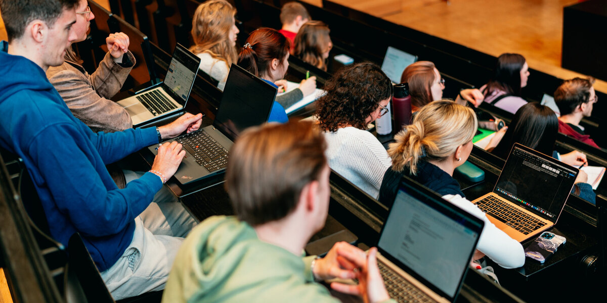 Studierende in einem Hörsaal der Universität Regensburg